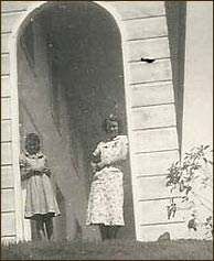 Innkeeper Audrey Bebb with her younger sister Beverly Hogan (later Troth), c. 1938, at the Inn's Colonnade which was modeled on Washington's Mt. Vernon.